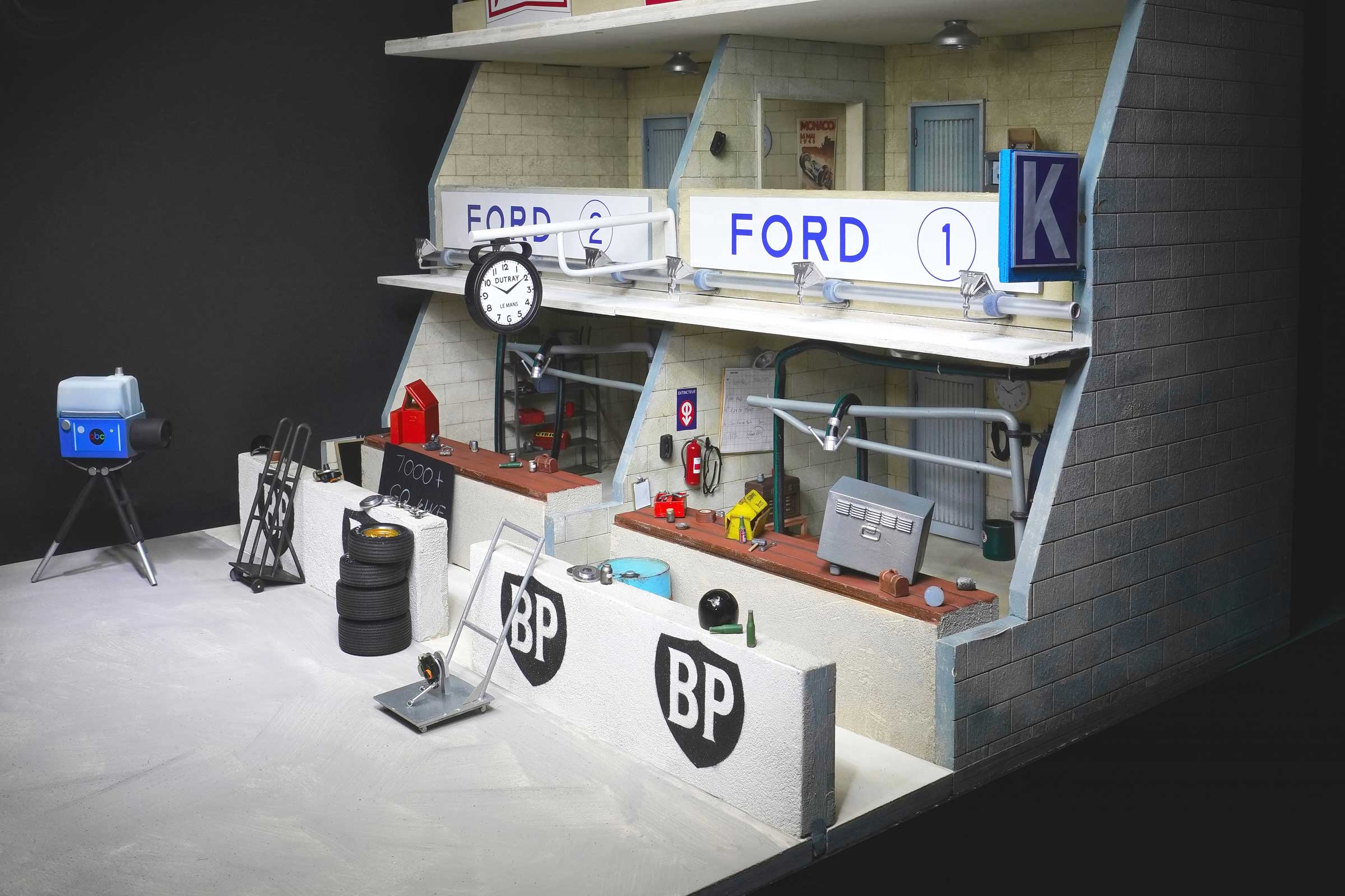 Exoto Diorama Display | Le Mans Pits | Ford vs Ferrari - Image 3