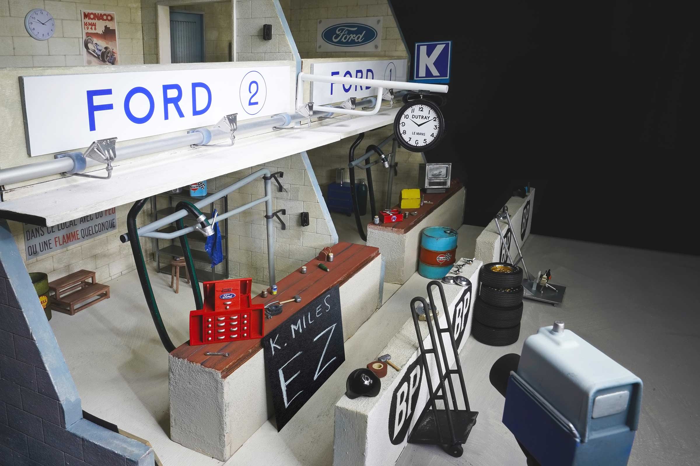 Exoto Diorama Display | Le Mans Pits | Ford vs Ferrari - Image 2